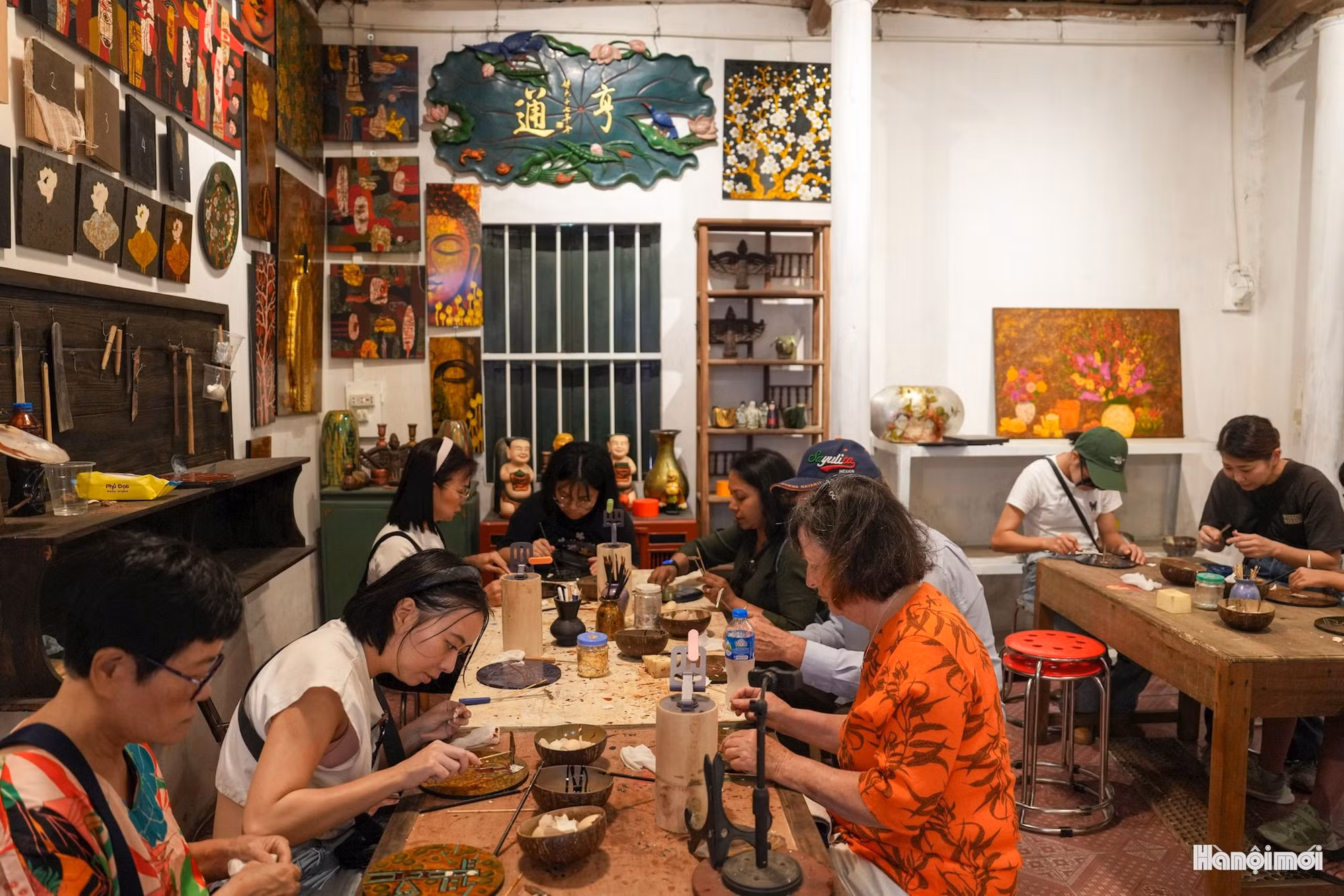 Aujourd’hui, l’atelier de Dung accueille régulièrement des visiteurs venus « apprendre à créer », principalement des étrangers qui souhaitent découvrir le Vietnam à travers l’expérience de son savoir-faire traditionnel de la laque. Photo : hanoimoi.vn