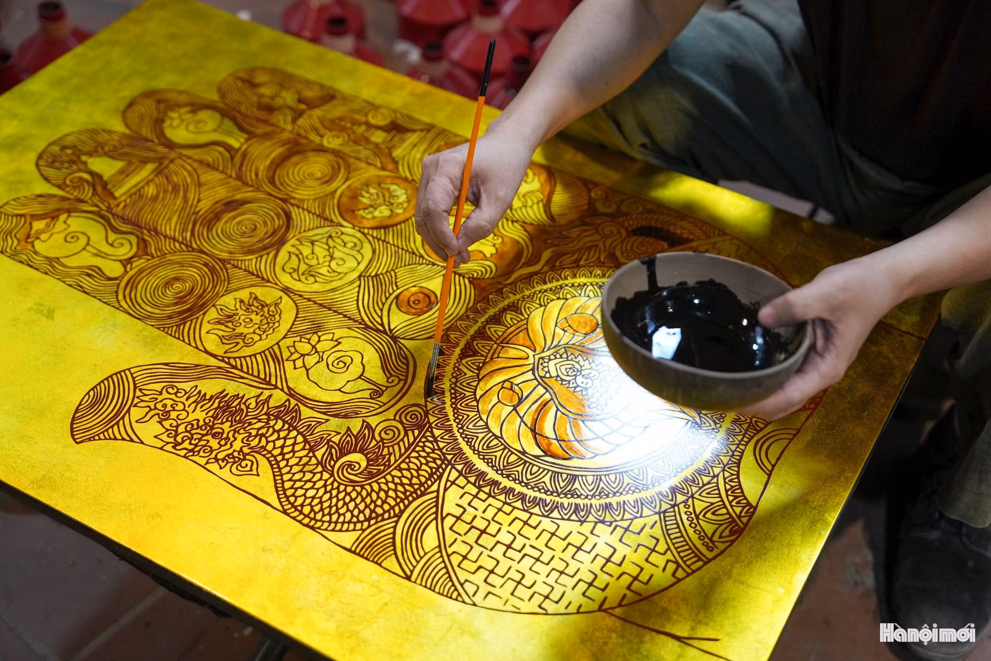 Depuis que Ha Thai a été reconnu comme destination de tourisme artisanal par le Comité populaire de Hanoi en 2020, le tourisme expérientiel s’y est fortement développé. Au studio Dung Di Art Studio, de nombreux visiteurs vietnamiens et étrangers s’initient directement à différentes étapes de fabrication, notamment l’incrustation de coquilles d’œuf, l’application de la laque et le ponçage, afin de réaliser eux-mêmes un souvenir. Photo : hanoimoi.vn