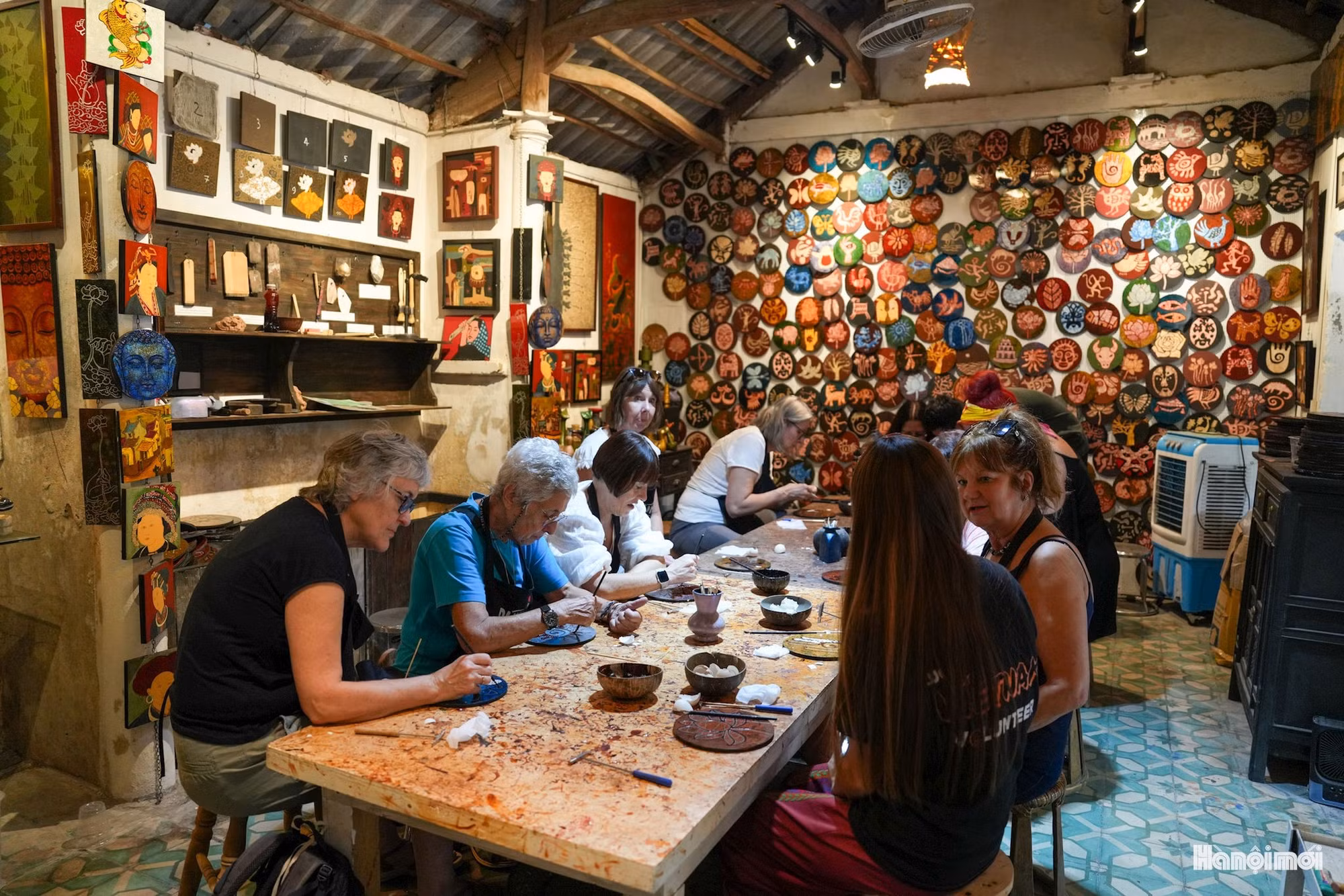 Selon l’artisan Tran Cong Dung, faire de la laque un produit touristique n’est pas chose facile. La fabrication de pièces en laque est complexe, exige un travail minutieux et prend beaucoup de temps. Or, les ateliers destinés aux visiteurs doivent être plus courts, chaque séance ne pouvant durer plus d’une à deux heures. Photo : hanoimoi.vn