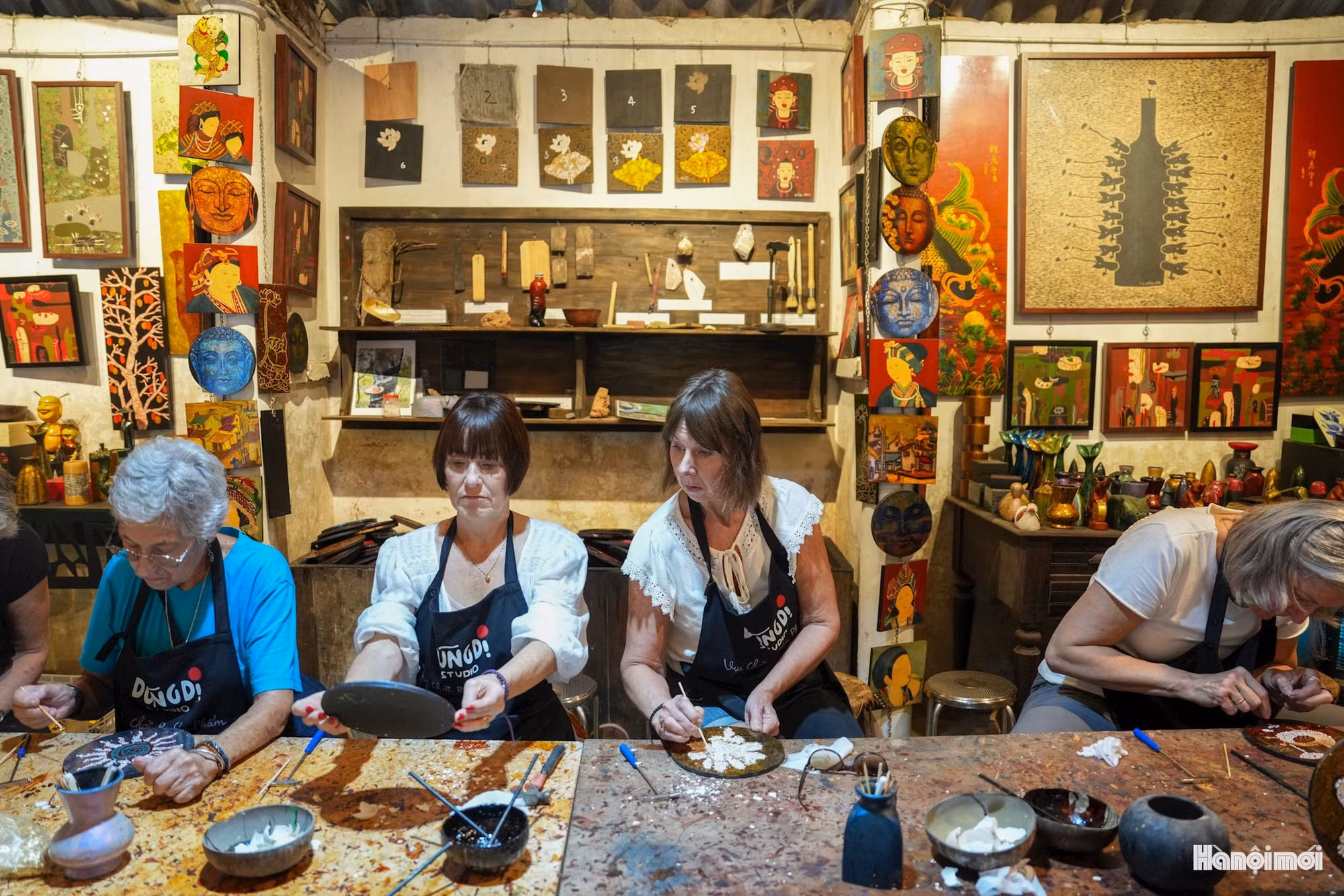 Grâce aux possibilités d’application de la laque, M. Dung a rapidement envisagé de transformer cet art raffiné en une offre touristique. Dès 2016, il a été parmi les premiers à expérimenter des ateliers permettant aux visiteurs de fabriquer eux-mêmes des objets en laque. Photo : hanoimoi.vn