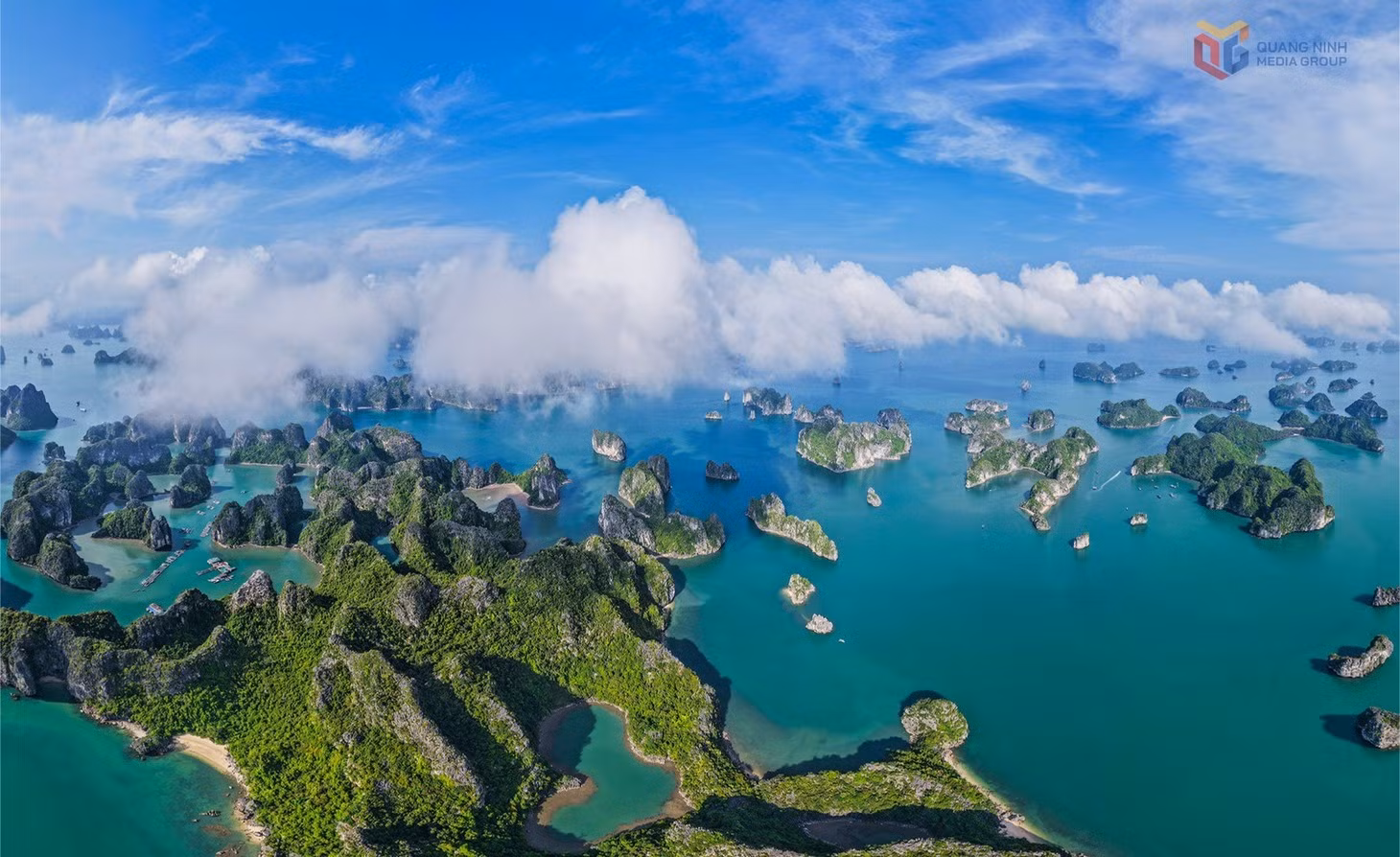 Les nuages blancs flottants, le ciel bleu et les eaux turquoise composent un tableau automnal sur la baie d’Ha Long. Photo : baoquangninh