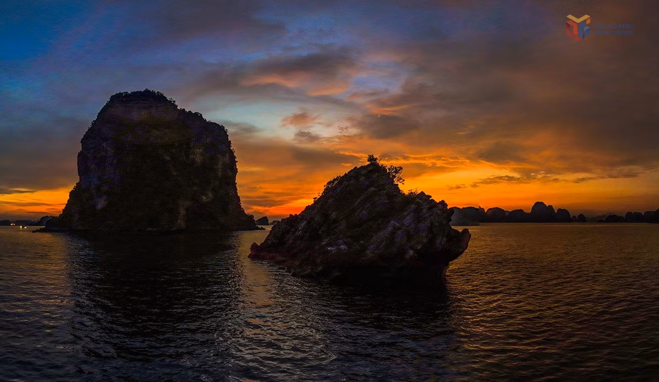 À l’heure du coucher du soleil, Ha Long révèle une beauté paisible et mystérieuse. Photo : baoquangninh