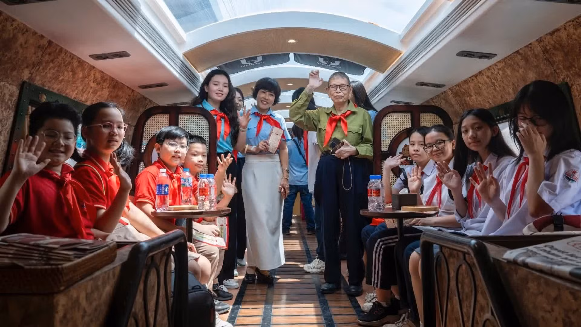 Les délégués, les responsables des mouvements de jeunesse et les enfants exemplaires participent à ce train spécial.