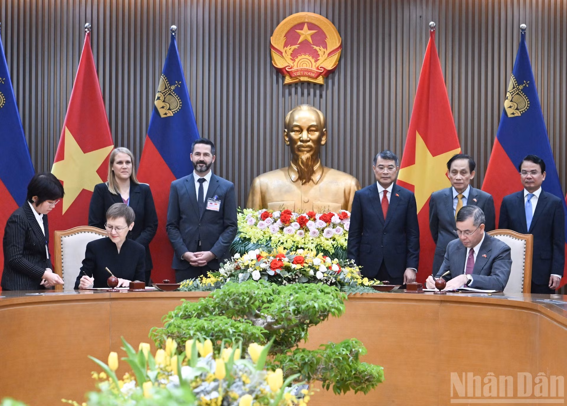 Le ministre vietnamien des Finances Ngo Van Tuan et la Première ministre et ministre des Affaires gouvernementales et des Finances du Liechtenstein, Brigitte Haas, signent l’« Accord entre le Vietnam et la Principauté du Liechtenstein visant à éliminer la double imposition en matière d’impôts sur le revenu et à prévenir l’évasion et la fraude fiscales ». Photo : NDEL