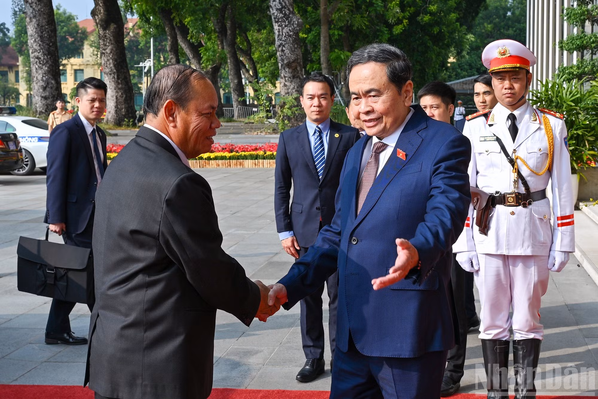 Le président de l’Assemblée nationale, Tran Thanh Man (à droite), accueille Vilay Lakhamphong, permanent du Secrétariat du Comité central du Parti populaire révolutionnaire lao, lors de leur rencontre. Photo : NDEL.