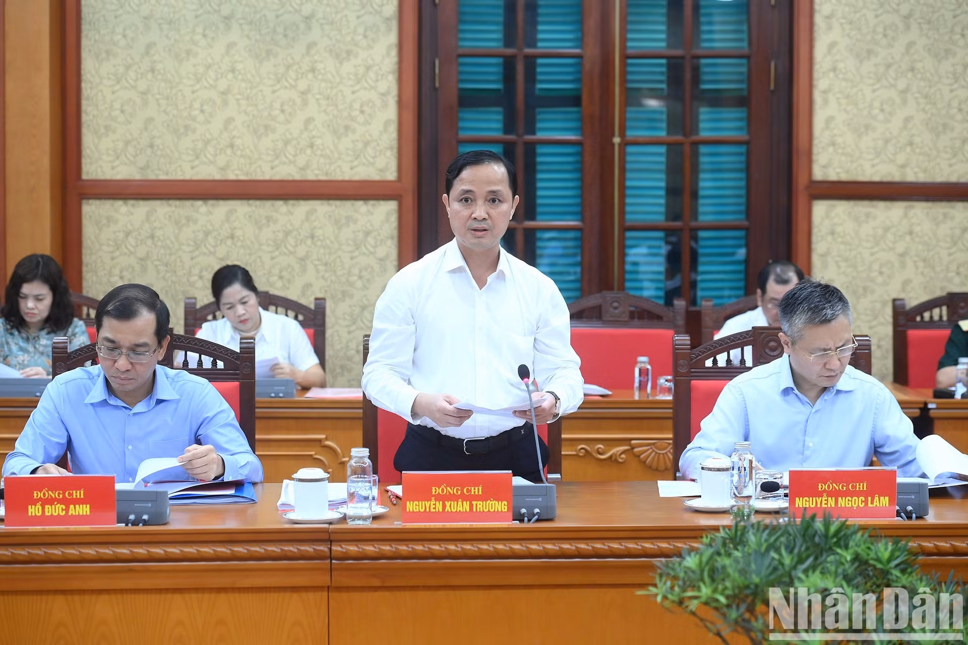 Le vice-président de la Commission des affaires intérieures du Comité central du Parti, Nguyen Xuan Truong, présente le rapport lors de la réunion.