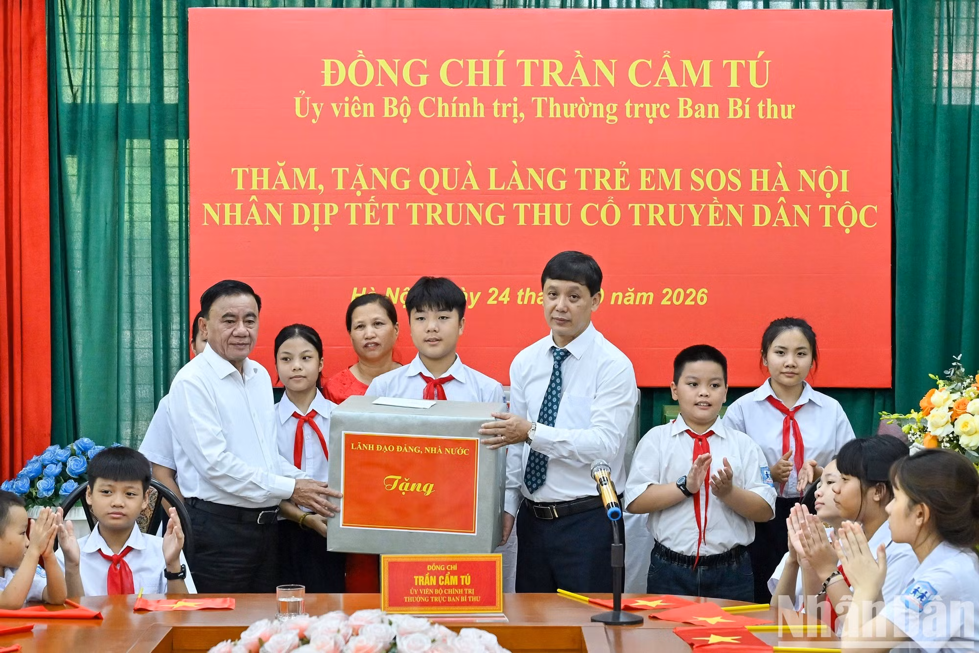 Le permanent du Secrétariat du Comité central du Parti, Tran Cam Tu, remet des cadeaux aux enfants du Village SOS de Hanoi.