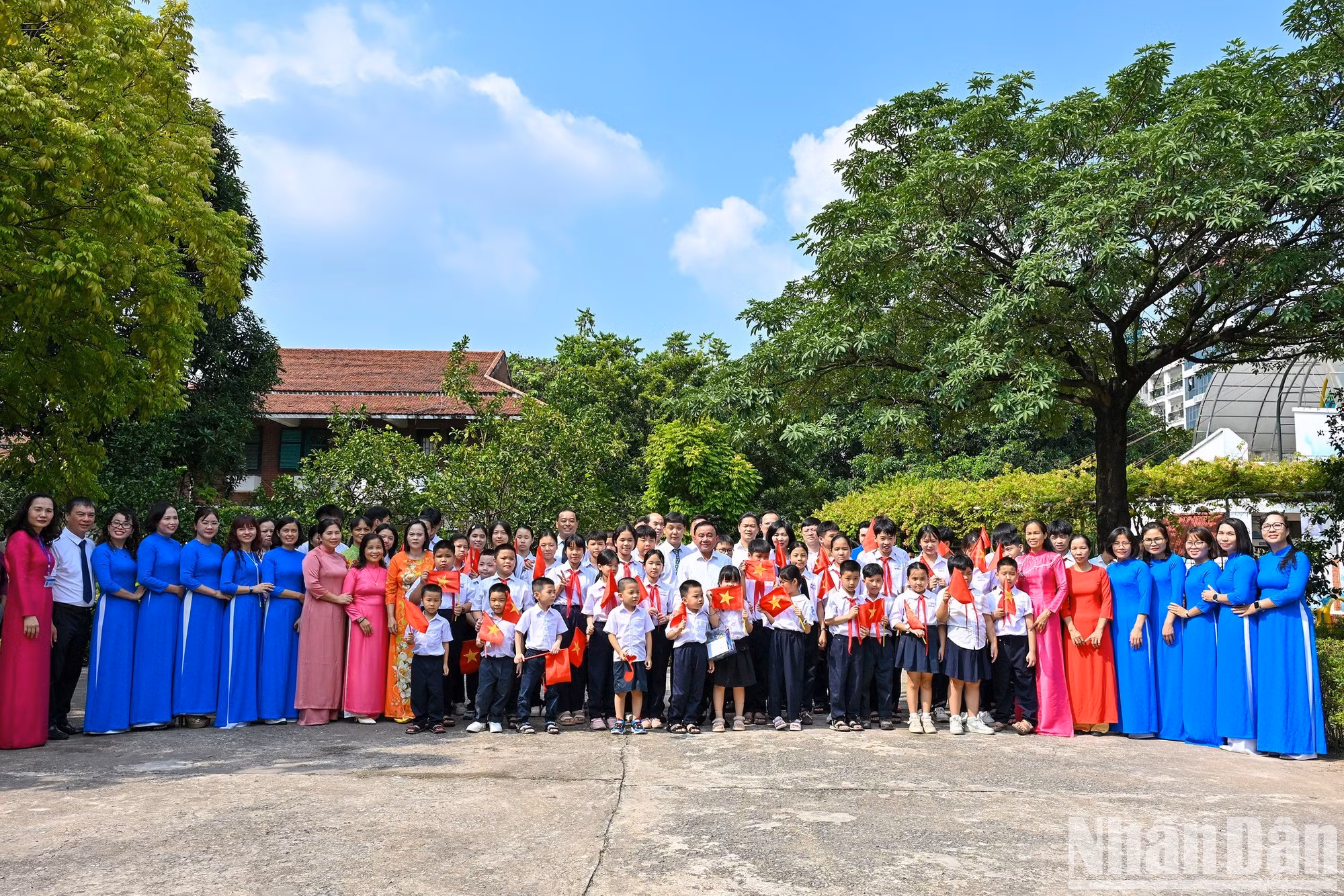Le permanent du Secrétariat du Comité central du Parti, Tran Cam Tu, et les délégués avec les enfants, les cadres, les employés et les mères du Village SOS de Hanoi.