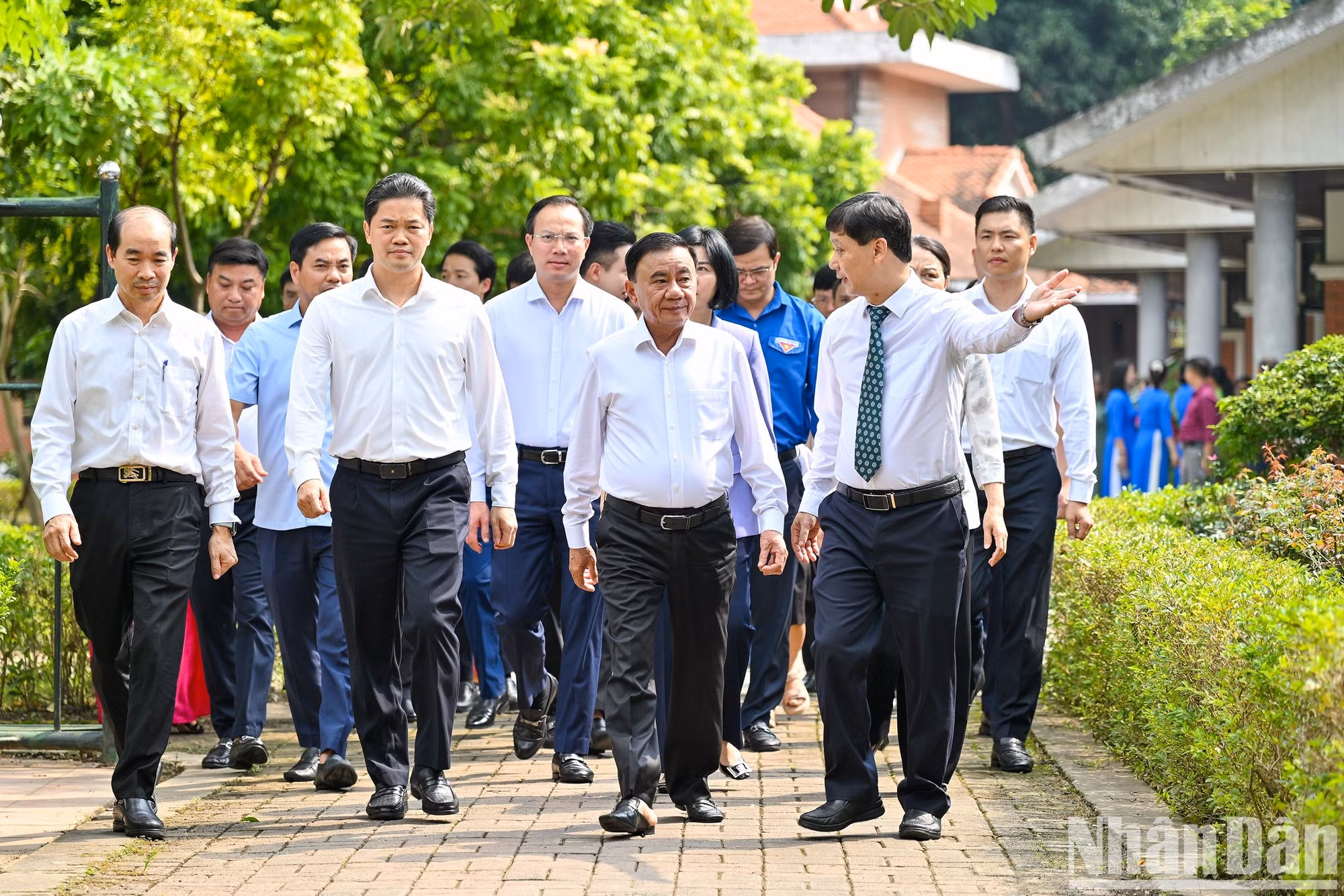 Le permanent du Secrétariat du Comité central du Parti, Tran Cam Tu, et les délégués visitent une maison familiale du Village SOS de Hanoi.