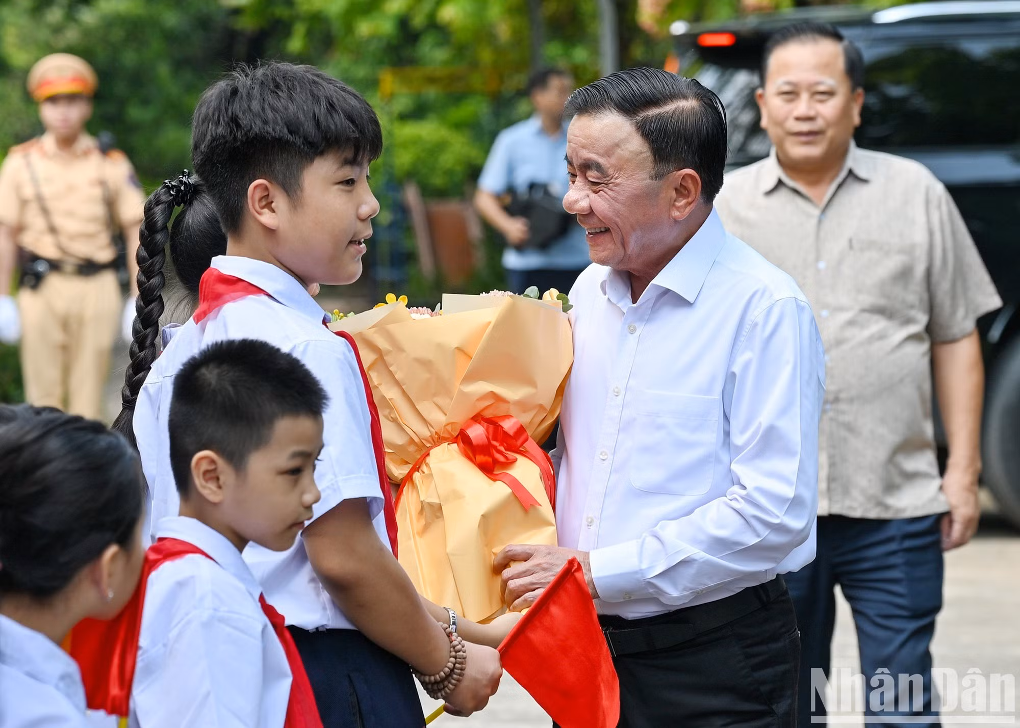 Les enfants accueillent le permanent du Secrétariat du Comité central du Parti, Tran Cam Tu, au Village SOS de Hanoi.