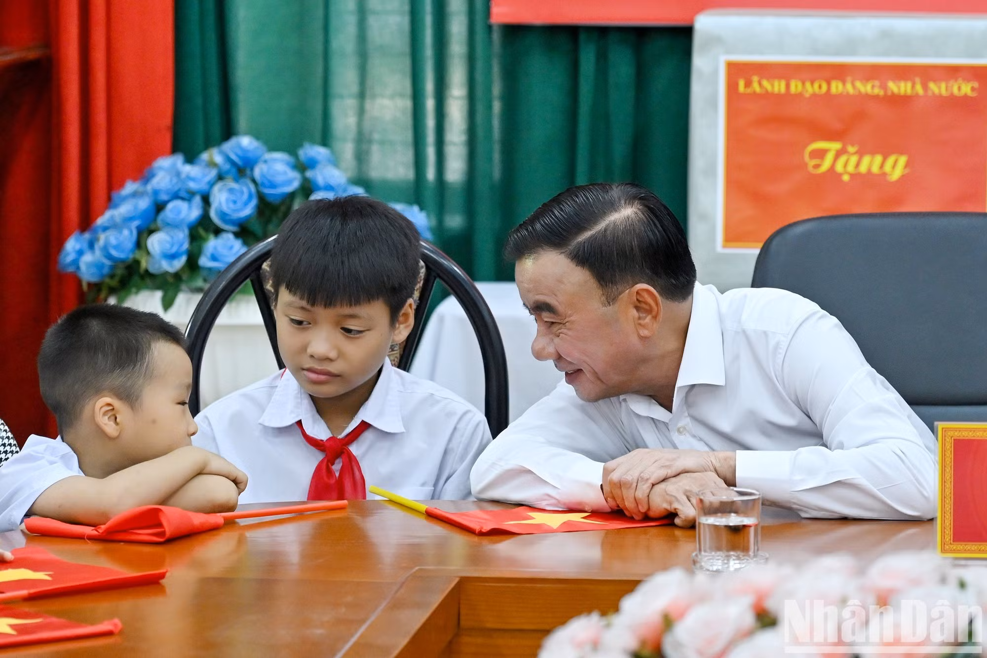 Thường trực Ban Bí thư Trần Cẩm Tú với các cháu thiếu nhi tại Làng trẻ em SOS Hà Nội.