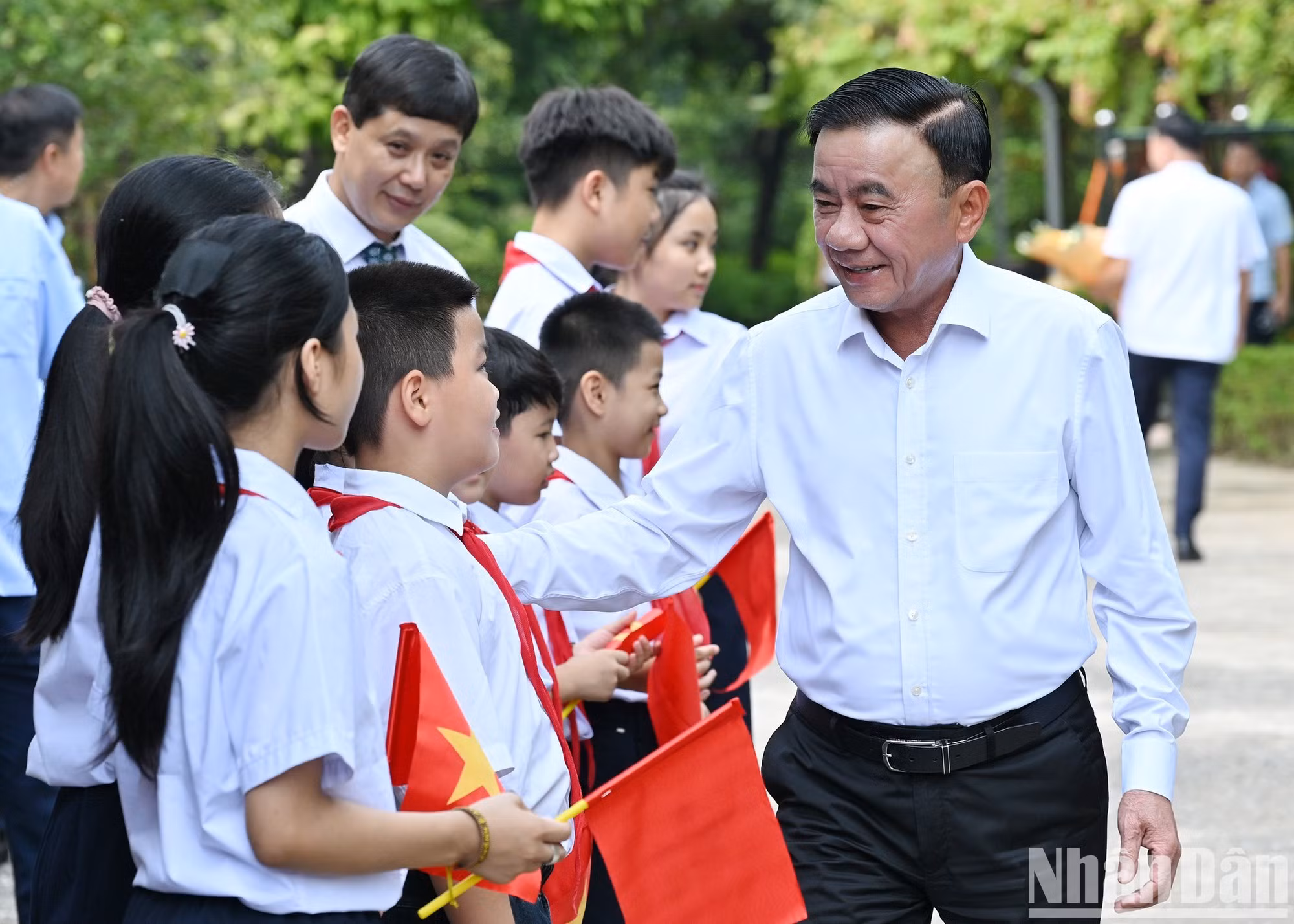 Le permanent du Secrétariat du Comité central du Parti, Tran Cam Tu, avec les enfants du Village SOS de Hanoi.
