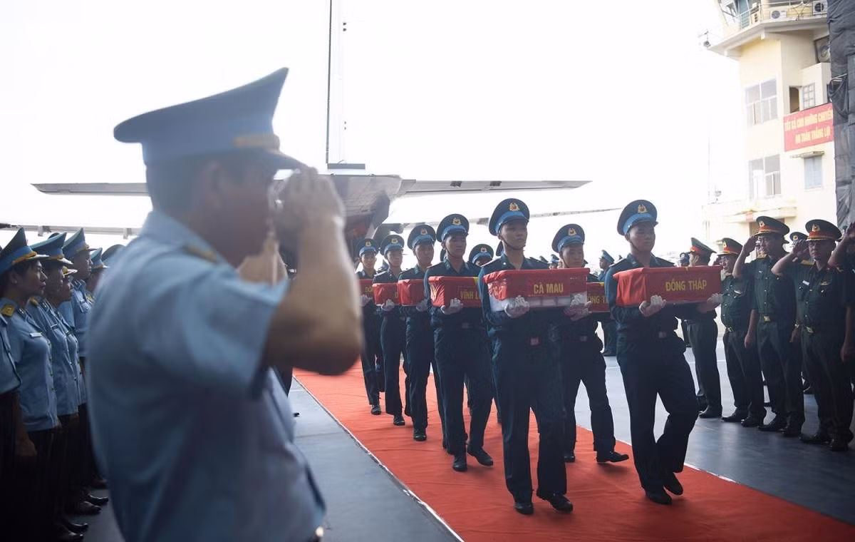 Les officiers et soldats de l’armée de défense antiaérienne et de l’armée de l’air ont observé le cérémonial de salut lors du débarquement des échantillons biologiques de restes de soldats tombés pour la Patrie provenant des localités relevant de la Région militaire 9, à l’aéroport militaire de Gia Lam. Photo : VOV.