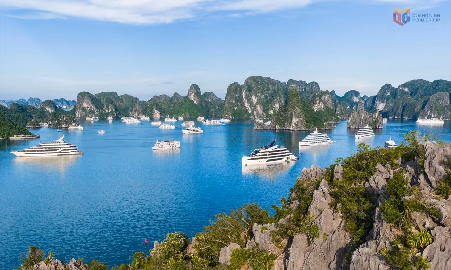 Les croisières à cinq étoiles se détachent sur le ciel bleu et les eaux turquoise de Ha Long. Photo : baoquangninh