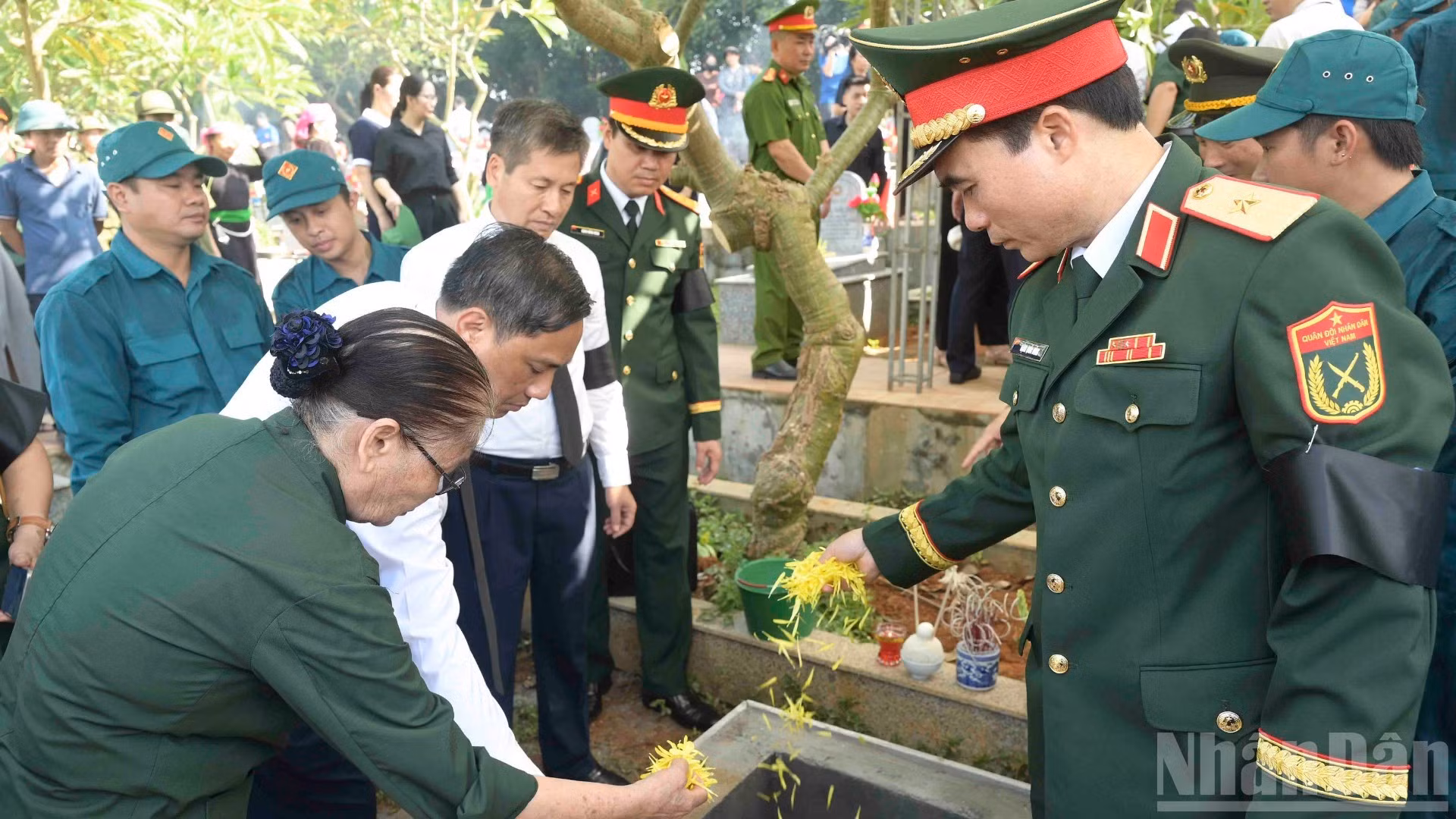 Les représentants et les habitants procèdent à l’inhumation des héros morts pour la Patrie. (Photo : CONG HAI)