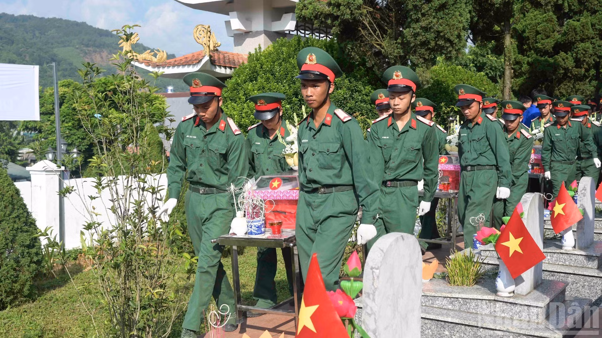 Les héros morts pour la Patrie retrouvent leurs camarades et leur terre natale. (Photo : CONG HAI)