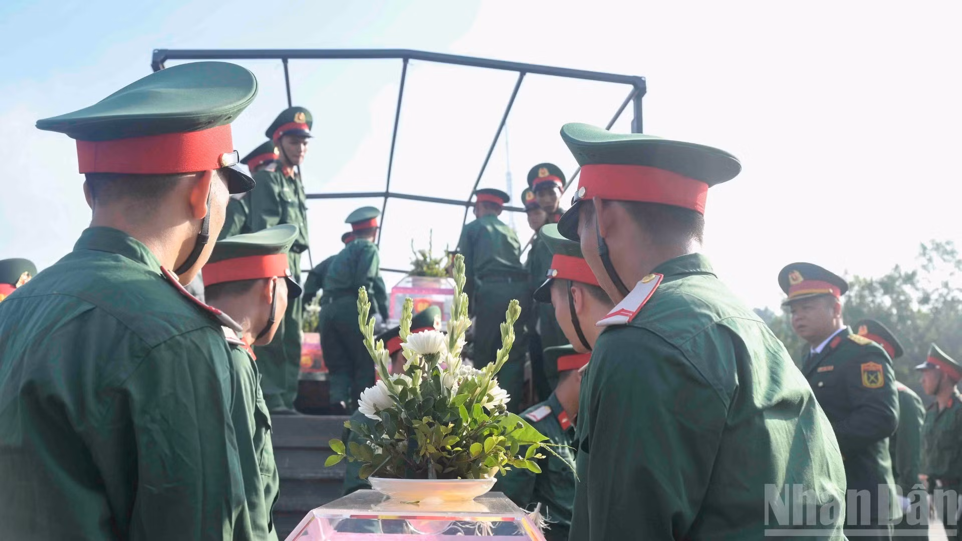 Les héros morts pour la Patrie ont été inhumés dans les cimetières des soldats morts pour la Patrie du quartier de Cam Duong et de la commune de Bao Thang. (Photo : CONG HAI)