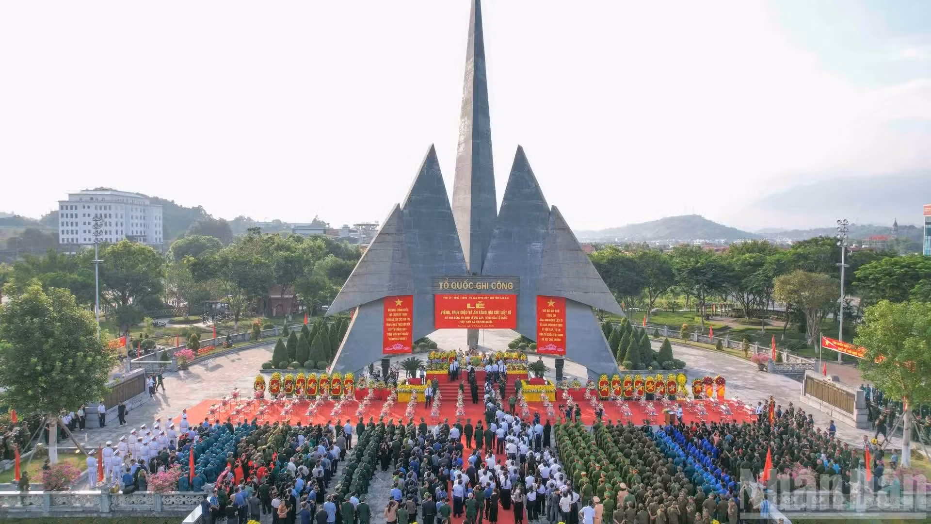 La cérémonie d’hommage, de recueillement et d’inhumation des restes des soldats tombés pour la Patrie a été organisée solennellement par la province de Lao Cai. (Photo : CONG HAI)