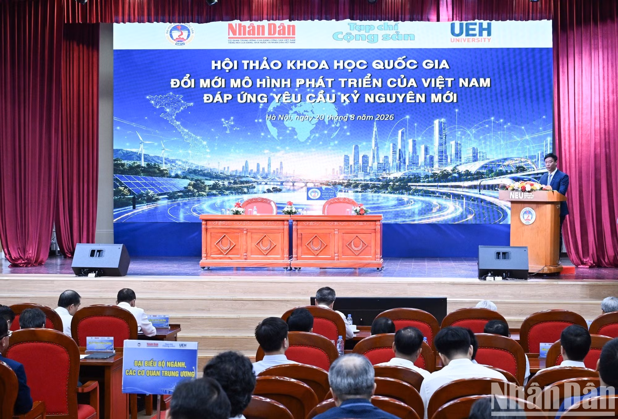 Le colloque « Renouveler le modèle de développement du Vietnam pour répondre aux exigences de la nouvelle ère », organisé conjointement par le journal Nhân Dân (Le Peuple), la Revue communiste, l’Université nationale d’économie et l’Université d’économie de Ho Chi Minh-Ville.
