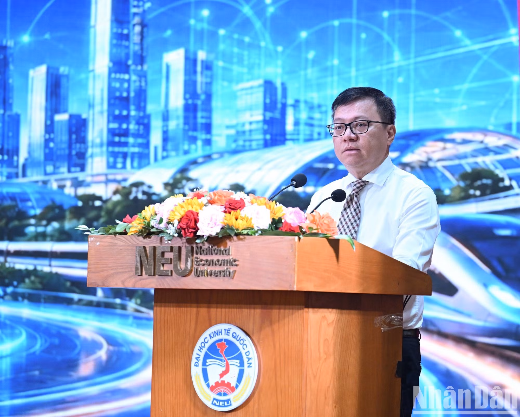 Le membre du Comité central du Parti, rédacteur en chef du journal Nhân Dân, vice-président de la Commission centrale de la propagande et de l’éducation et président de l’Association des journalistes vietnamiens, Le Quoc Minh prononce le discours introductif du colloque.