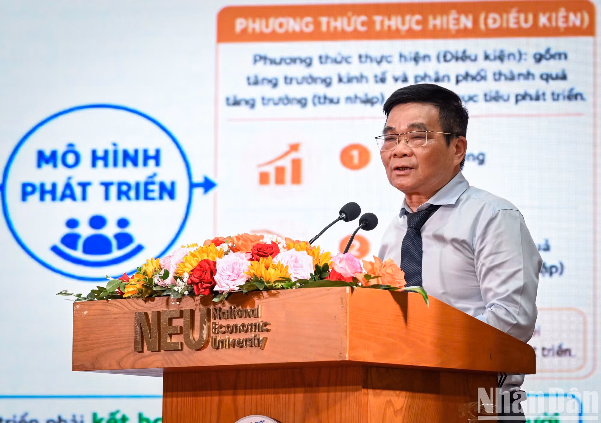 Le professeur, docteur Ngo Thang Loi, maître de conférences principal à l’Université nationale d’économie, présente une communication intitulée : « Développement de l’économie vietnamienne : 40 ans de réalisations et orientations pour la nouvelle ère ».