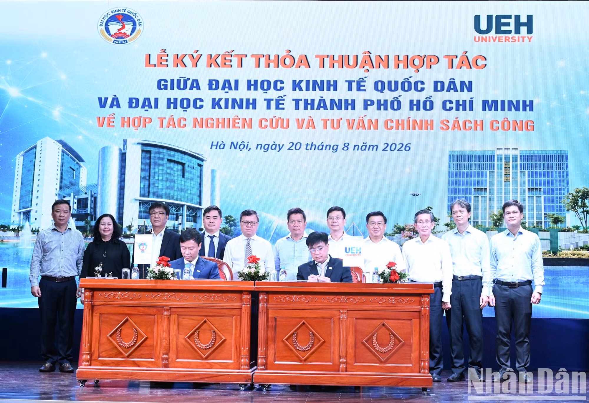 Le professeur associé, docteur Bui Duc Tho, secrétaire du Comité du Parti et directeur de l’Université nationale d’économie, et le professeur associé, docteur Bui Quang Hung, secrétaire du Comité du Parti et directeur de l’Université d’économie de Ho Chi Minh-Ville, signent un accord de coopération entre les deux universités dans les domaines de la recherche et du conseil en matière de politiques publiques.