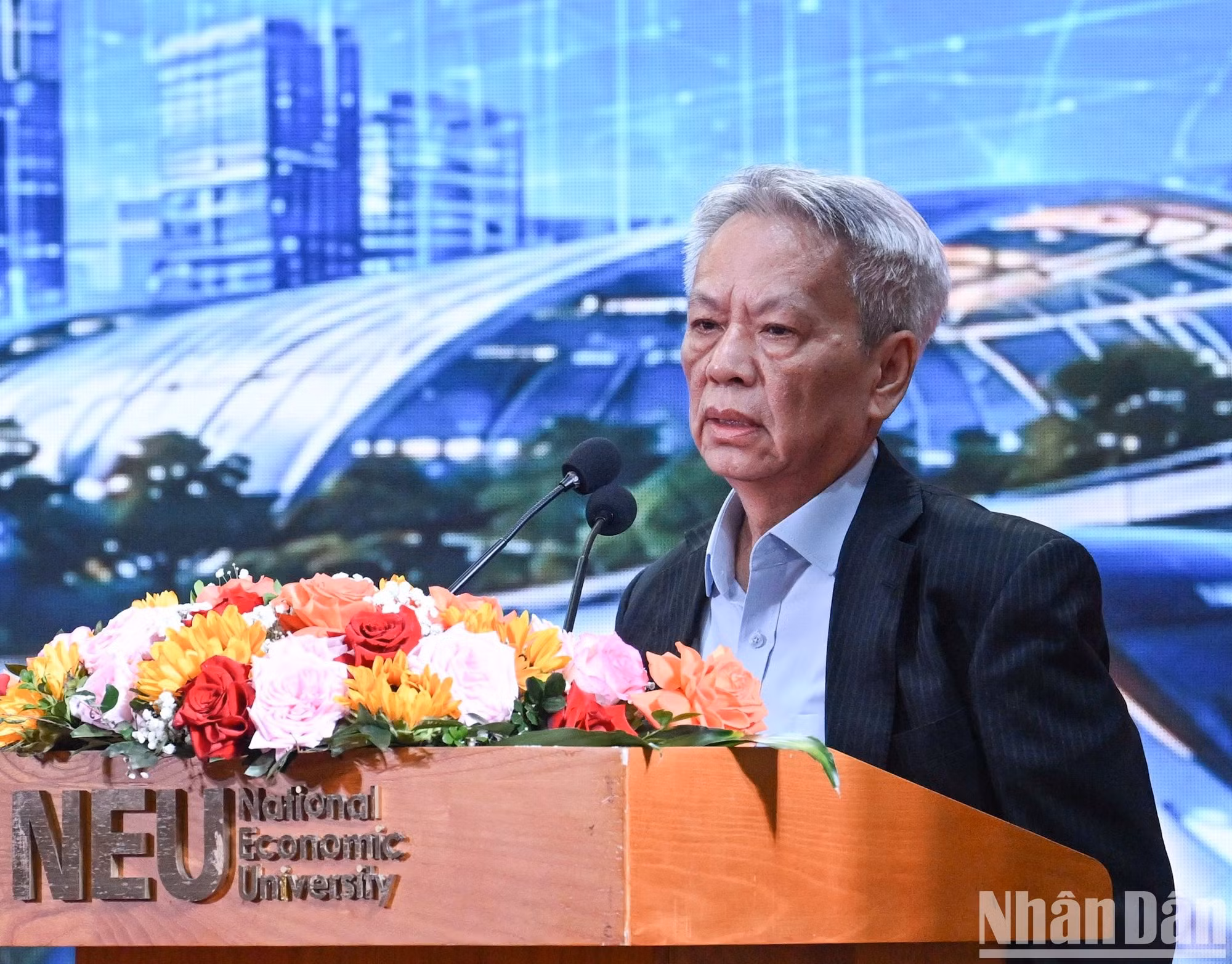 Le docteur Nguyen Si Dung, ancien vice-président de l’Office de l’Assemblée nationale, intervient sur le thème : « Du renouvellement du modèle de développement au renouvellement du modèle de gouvernance nationale ».