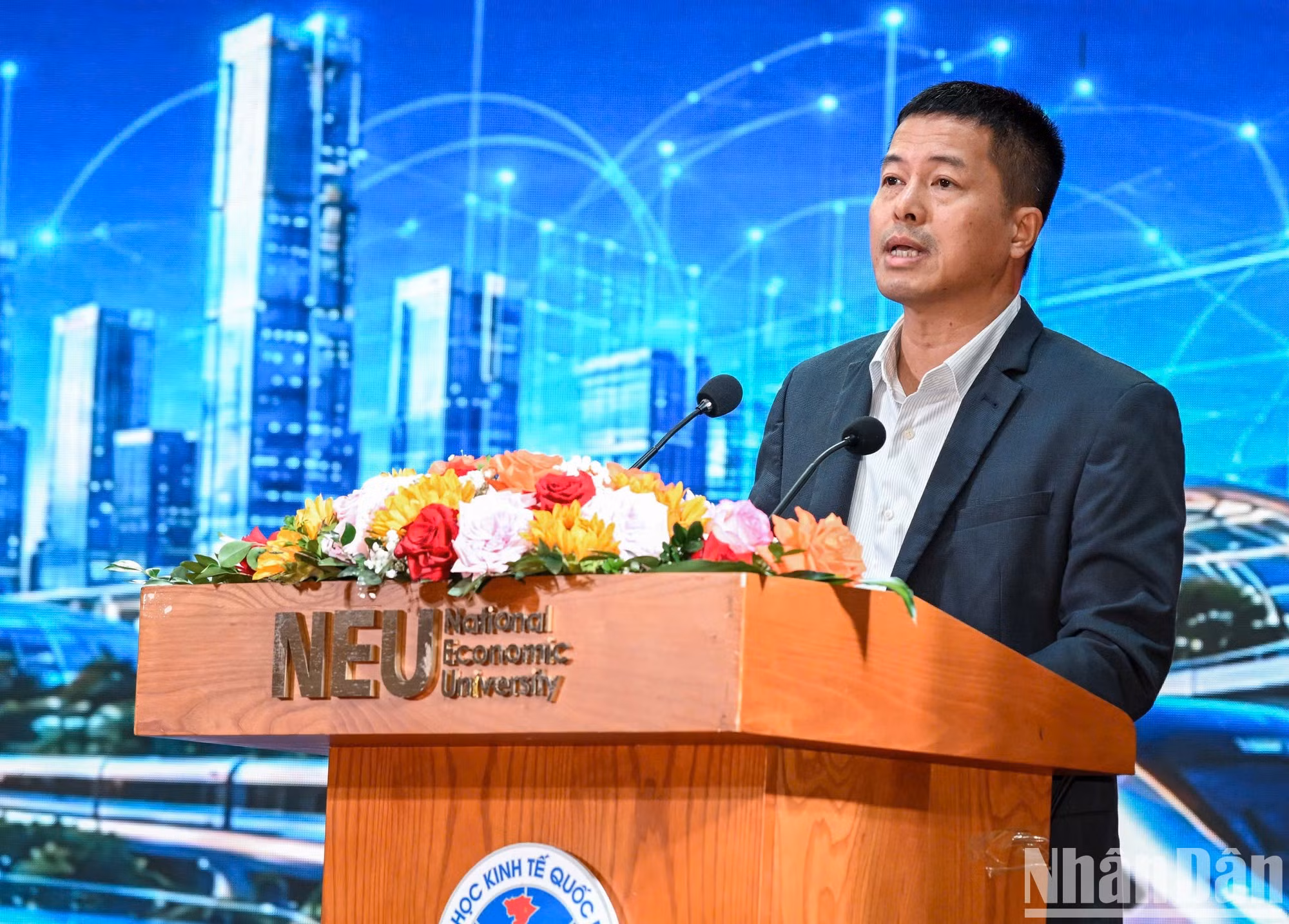 Le professeur Giang Thanh Long, maître de conférences principal à l’Université nationale d’économie, intervient sur les 40 ans de Renouveau au Vietnam et la perspective 2045, sous l’angle de la transformation sociale.