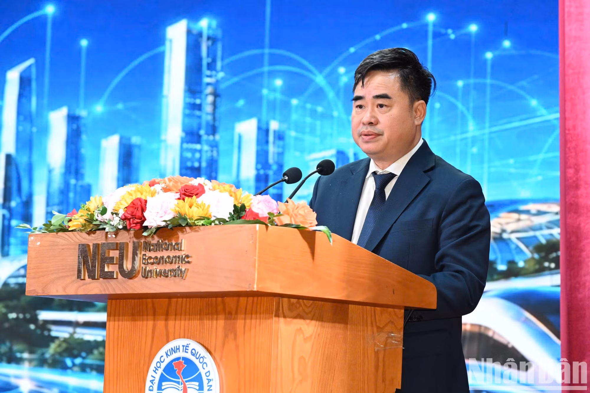 Le professeur associé, docteur Pham Minh Tuan, vice-rédacteur en chef de la Revue communiste et représentant du présidium du colloque, prononce le discours de clôture.