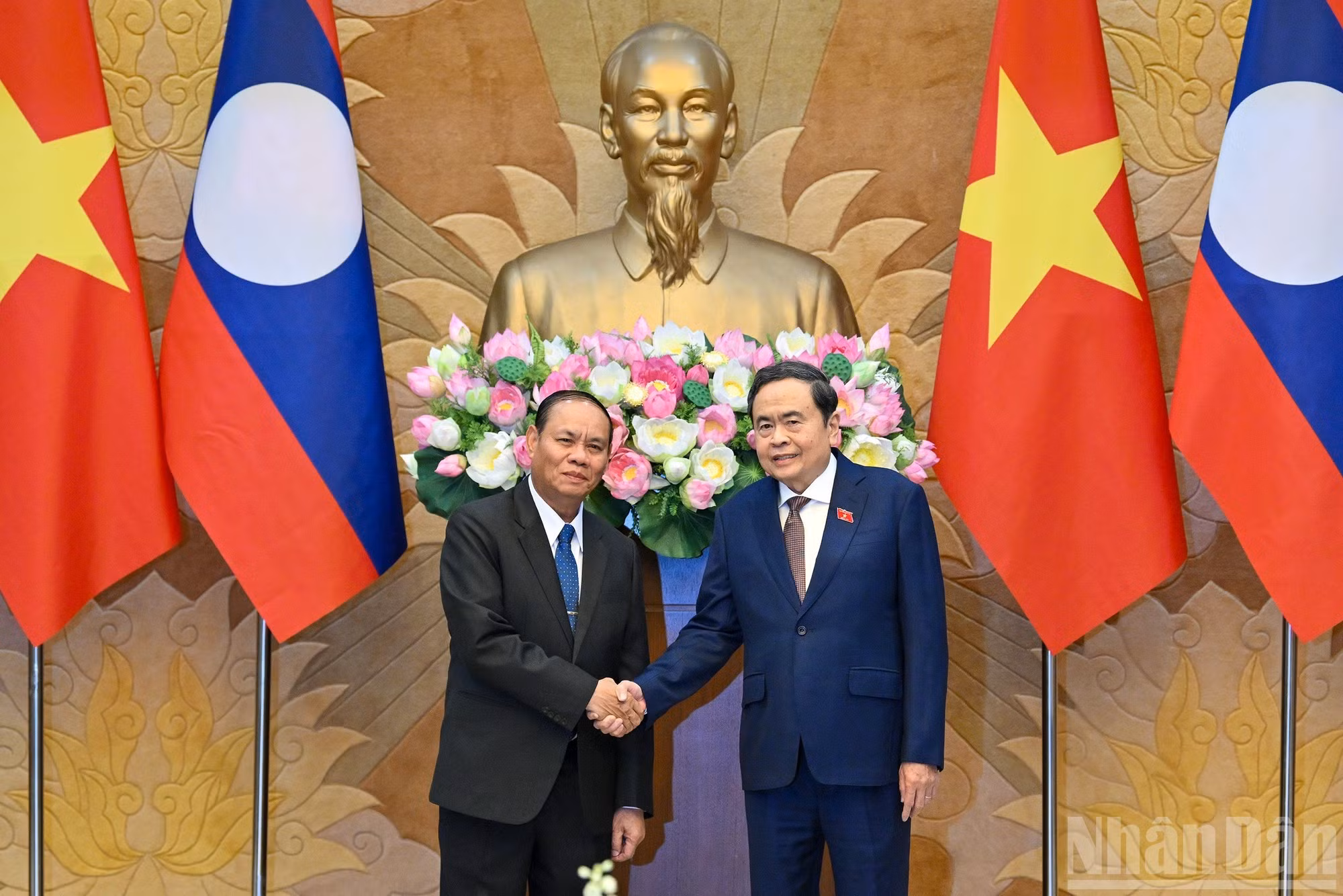 Le président de l’Assemblée nationale, Tran Thanh Man et Vilay Lakhamphong, permanent du Secrétariat du Comité central du Parti populaire révolutionnaire lao, lors de leur rencontre. Photo : NDEL.