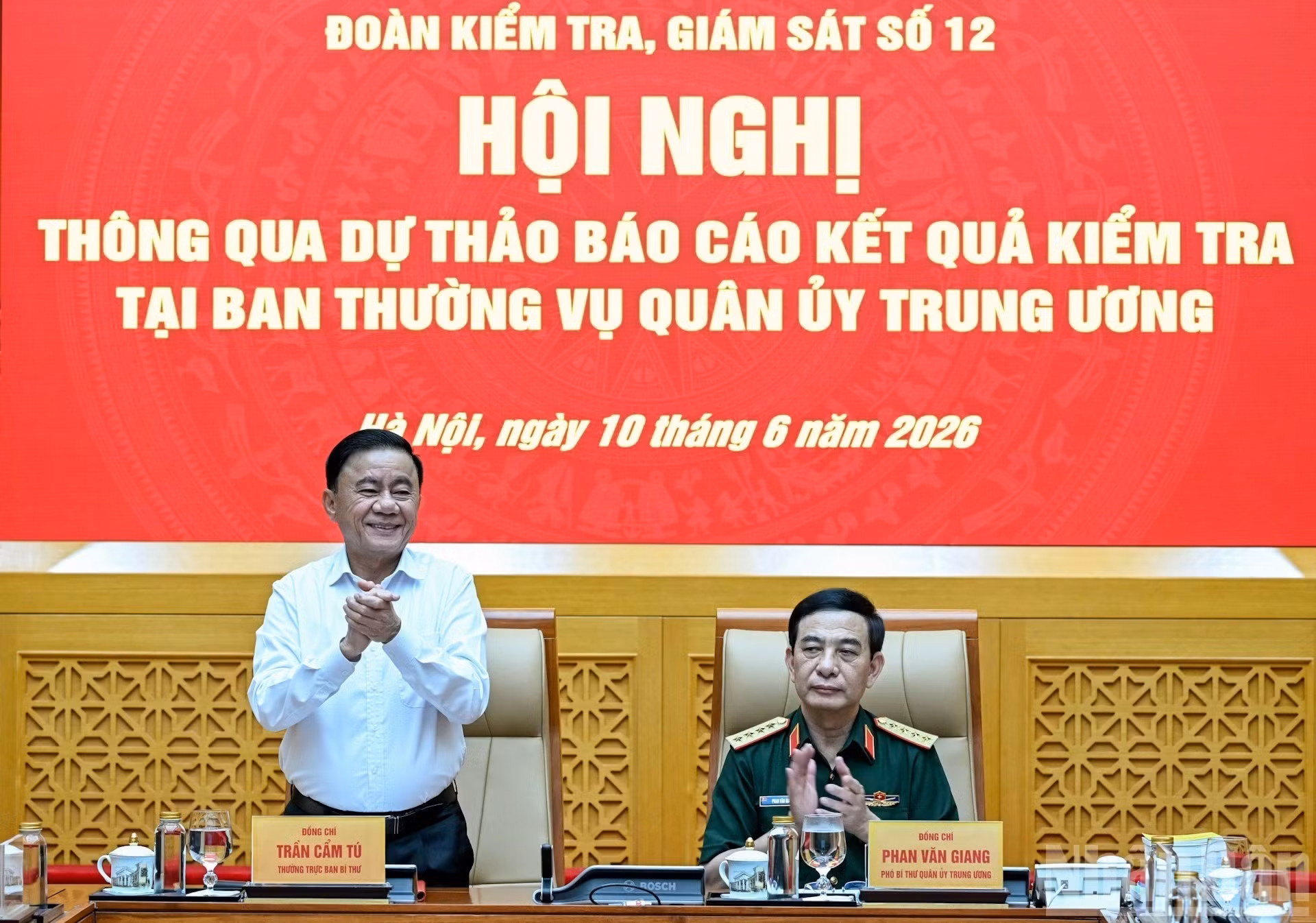 Tran Cam Tu, permanent du Secrétariat du Comité central du Parti et chef de la Délégation d’inspection et de supervision n°12 du Politburo et du Secrétariat, préside la conférence. (Photo : Duy Linh)