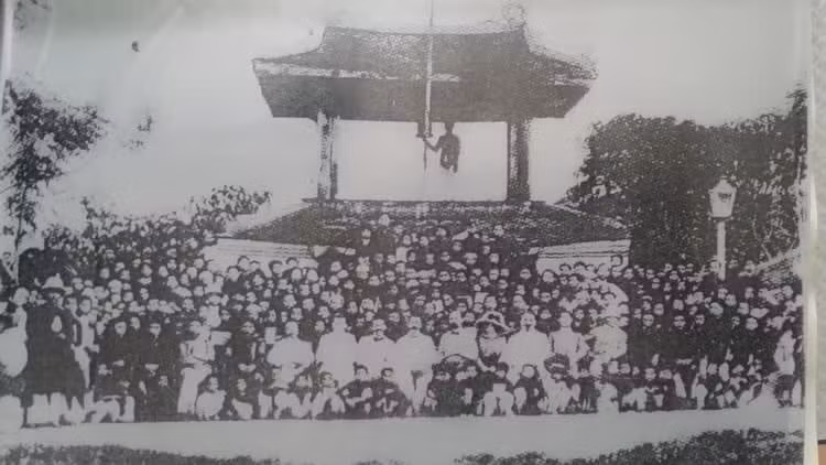 3-thay-tro-truong-quoc-hoc-hue-thuo-so-khai-anh-tl.jpg