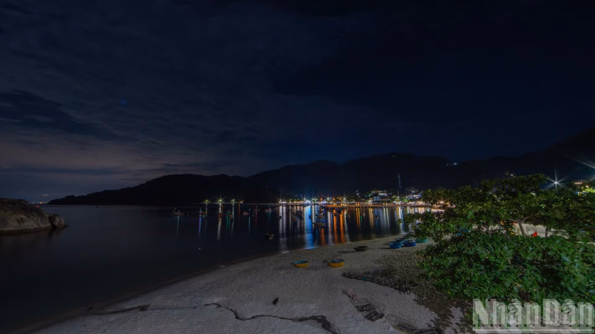 Au cœur de la saison touristique estivale, les nuits de Cu Lao Cham s’illuminent de mille lumières.