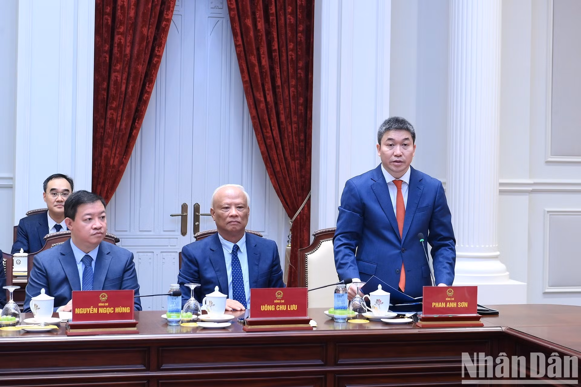 Phan Anh Son, président de l’Union des organisations d’amitié du Vietnam du 7e mandat, prend la parole.
