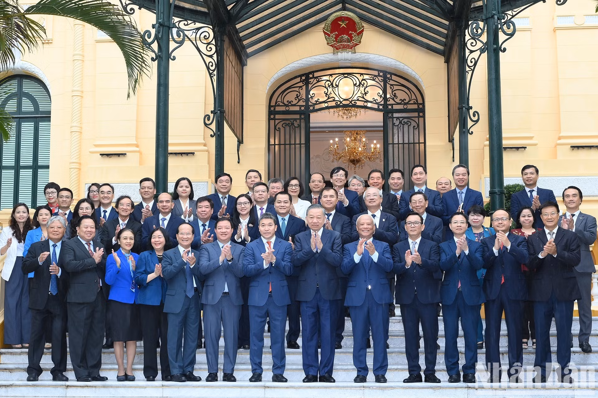 Le secrétaire général du Parti et président de la République To Lam avec les membres du Comité exécutif de l’Union des organisations d’amitié du Vietnam du 7e mandat et les délégués.