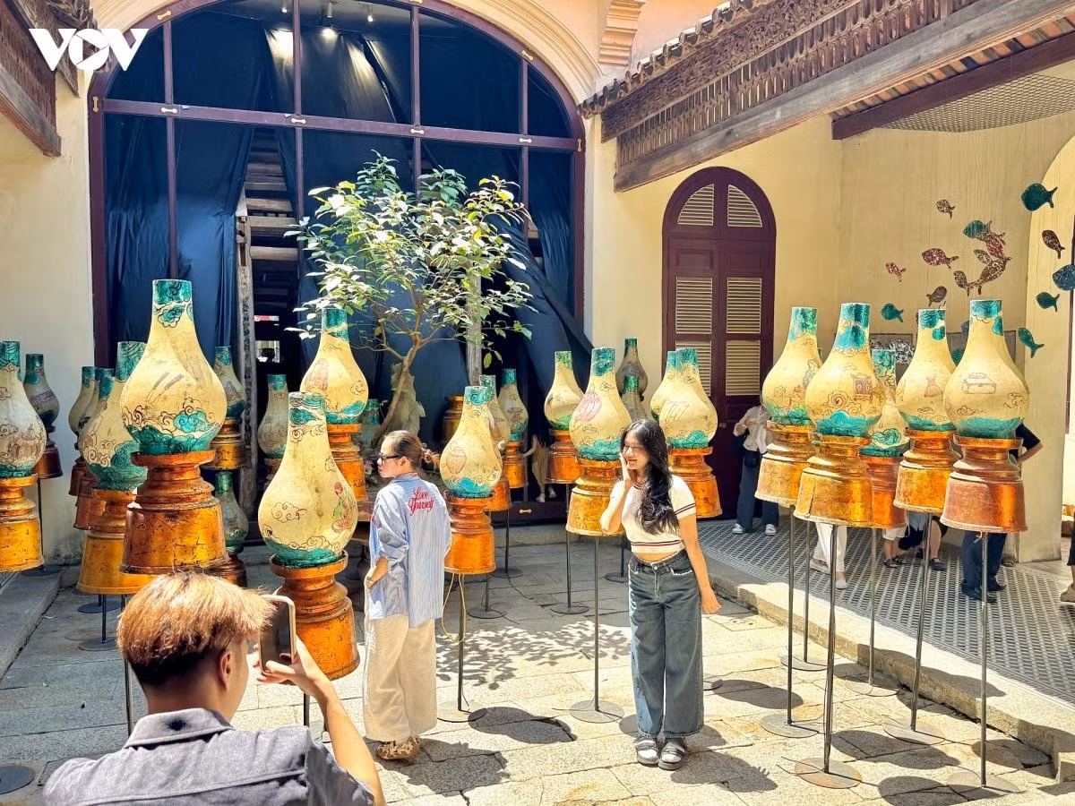 Parmi les lieux ayant ouvert gratuitement leurs portes au public le 2 septembre, le Centre culturel et artistique du 22 Hang Buom a attiré un nombre important de visiteurs, notamment de nombreux jeunes. Photo : VOV.