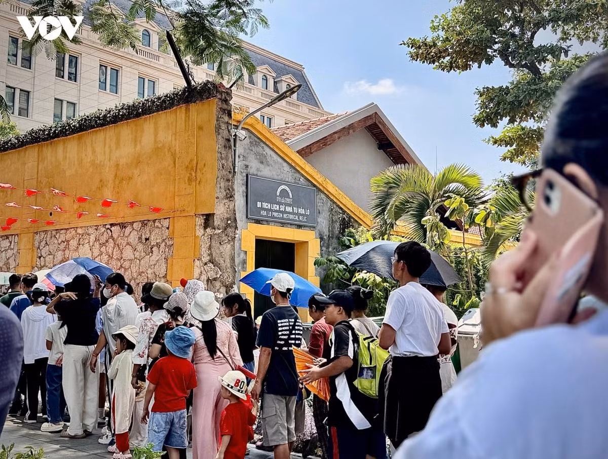 Malgré la chaleur, un très grand nombre de personnes ont attendu dans le calme et dans l’ordre leur tour pour visiter le site. Une longue file d’attente s’étendait depuis l’entrée principale de l’ancienne prison, rue Hoa Lo, jusqu’au carrefour des rues Quan Su et Hai Ba Trung. Photo : VOV.