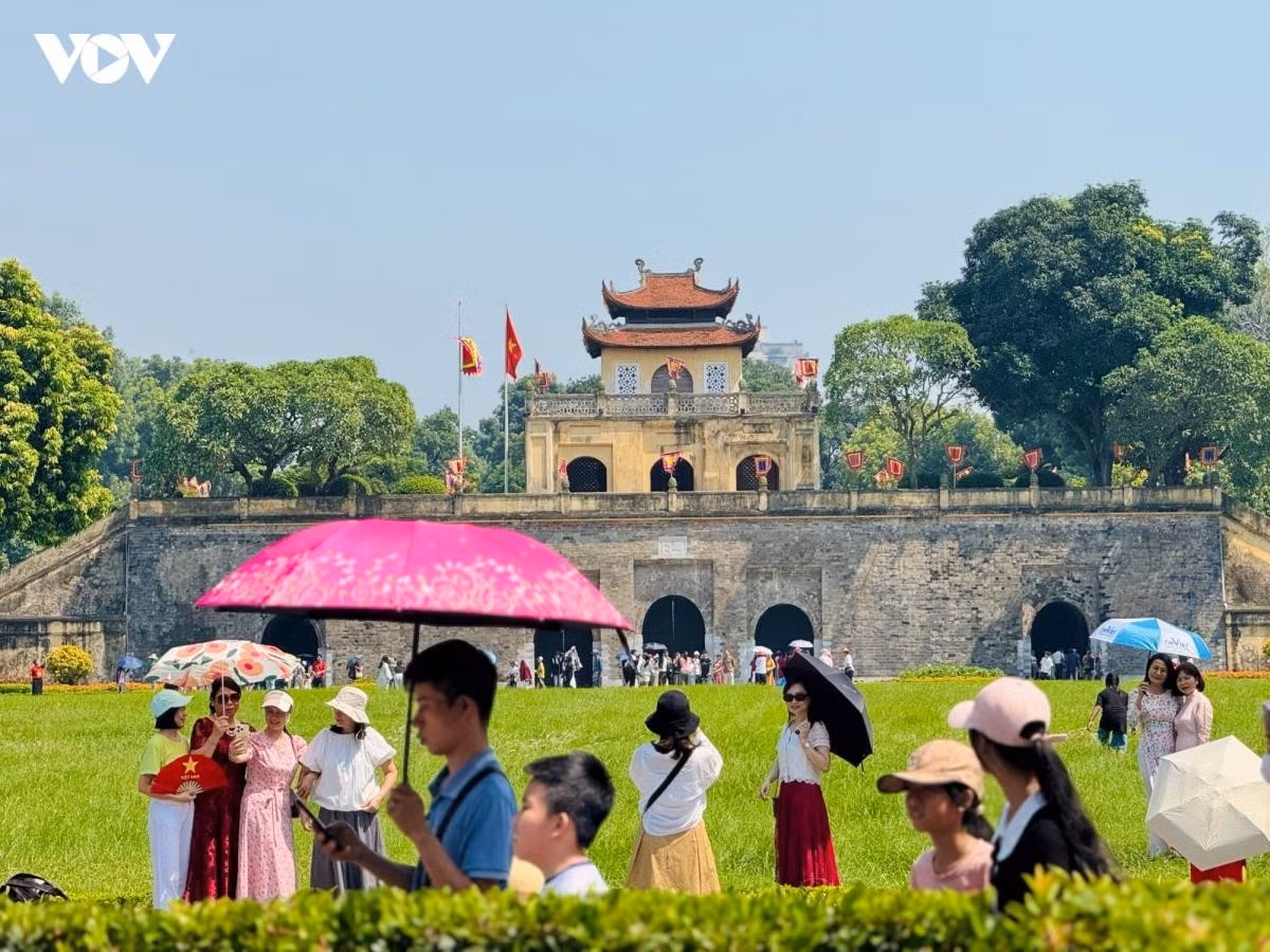 De nombreux habitants et visiteurs ont choisi la cité impériale de Thang Long pour découvrir le site et immortaliser des souvenirs en famille. Photo : VOV.
