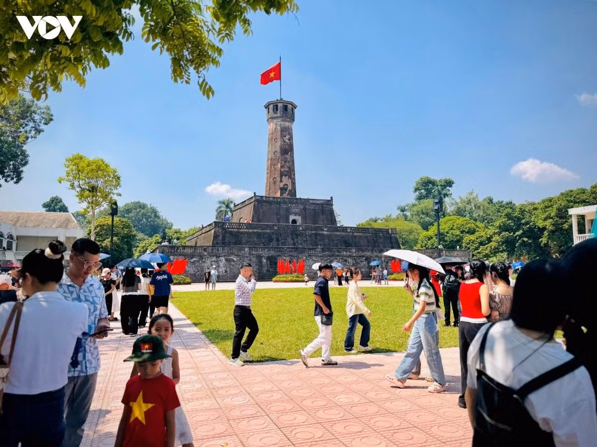 Malgré un temps particulièrement chaud et ensoleillé, la tour du drapeau de Hanoi reste l’un des lieux attirant le plus grand nombre de visiteurs. Photo : VOV.