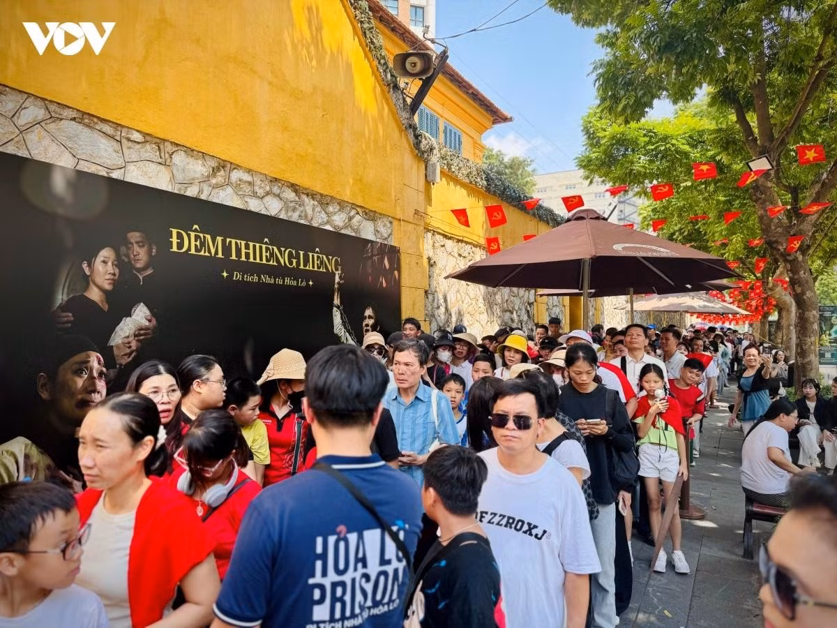 Ouverte gratuitement au public le 2 septembre, l’ancienne prison de Hoa Lo a accueilli un nombre de visiteurs plusieurs fois supérieur à celui d’un jour ordinaire. Photo : VOV.