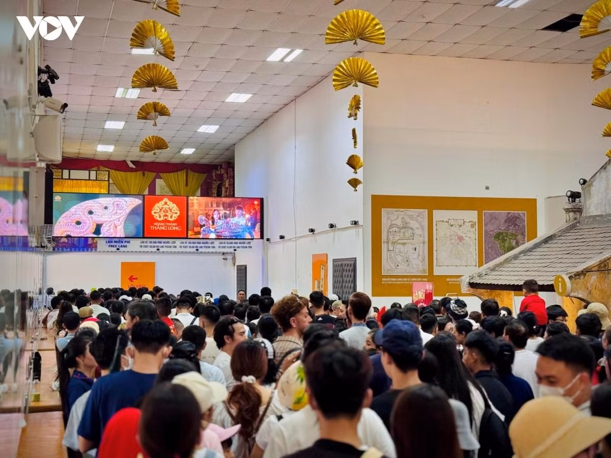 À l’occasion de l’ouverture gratuite au public le 2 septembre, l’entrée de la cité impériale de Thang Long n’a pas désempli. Photo : VOV.
