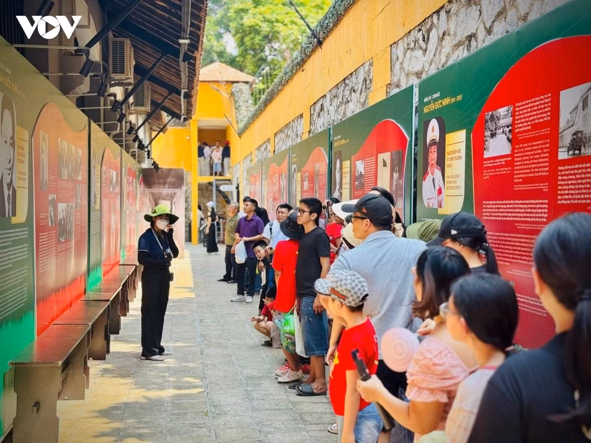 À l’intérieur, les espaces d’exposition de l’ancienne prison de Hoa Lo ont été organisés selon différents circuits et soumis à une gestion des flux par la direction du site, avec un personnel suffisamment nombreux afin de garantir de bonnes conditions de visite à tous les visiteurs. Photo : VOV.