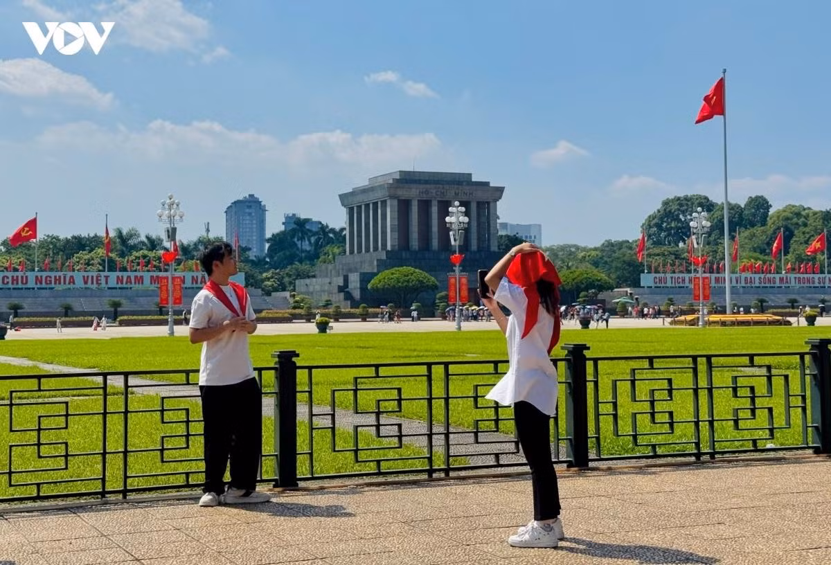 Dès le matin du 2 septembre, un très grand nombre d’habitants et de visiteurs se sont rendus sur la place Ba Dinh, dans la capitale vietnamienne Hanoi, pour prendre des photos et immortaliser cette journée de Fête nationale. Photo : VOV.