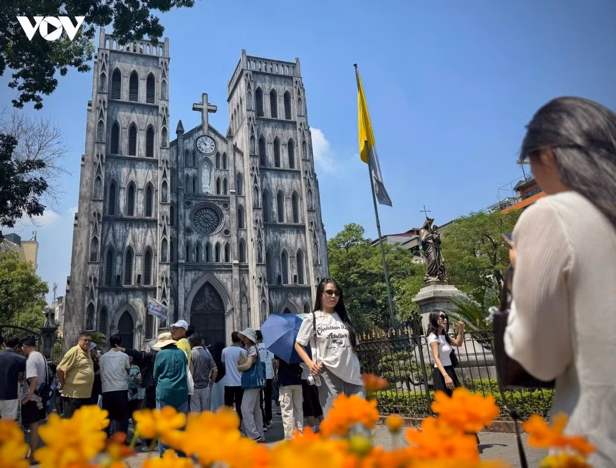 À cette occasion, la cathédrale Saint-Joseph de Hanoi figurait également parmi les lieux particulièrement prisés des visiteurs, dont de nombreux groupes de touristes étrangers. Photo : VOV.