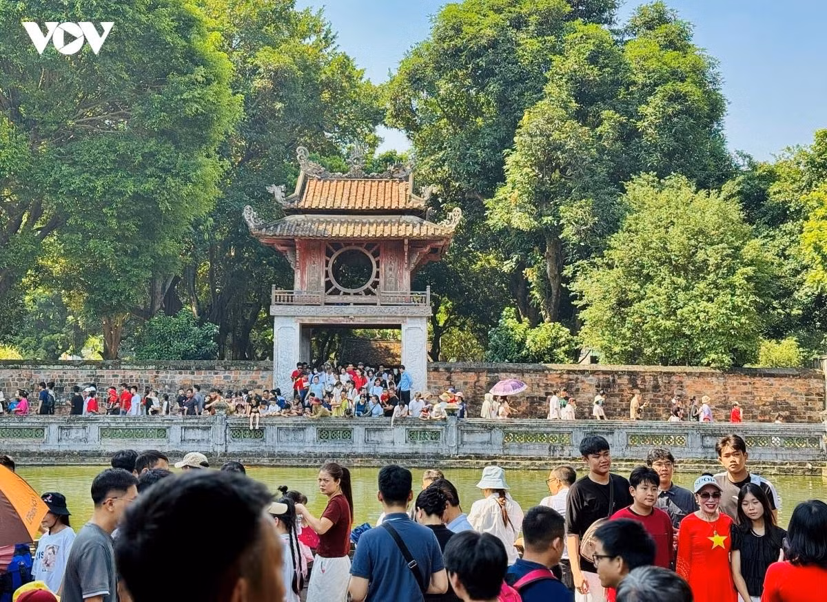Le 2 septembre, l’affluence au Temple de la Littérature a fortement augmenté. Les allées, les espaces de visite et les lieux de recueillement étaient constamment très fréquentés. Photo : VOV.