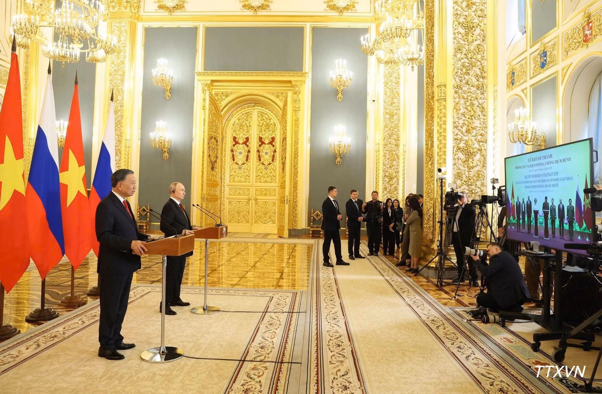 Le secrétaire général du Parti et président de la République To Lam et le président russe Vladimir Poutine assistent, en visioconférence, à la cérémonie d’inauguration d’un laboratoire de prévention et de lutte contre les épidémies. (Photo : VNA)
