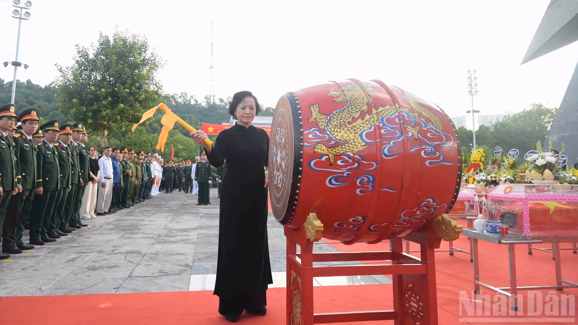 La vice-Première ministre Pham Thi Thanh Tra accomplit le rituel de sonnerie du tambour pour rendre hommage aux esprits des héros morts pour la Patrie lors de la cérémonie. (Photo : CONG HAI)