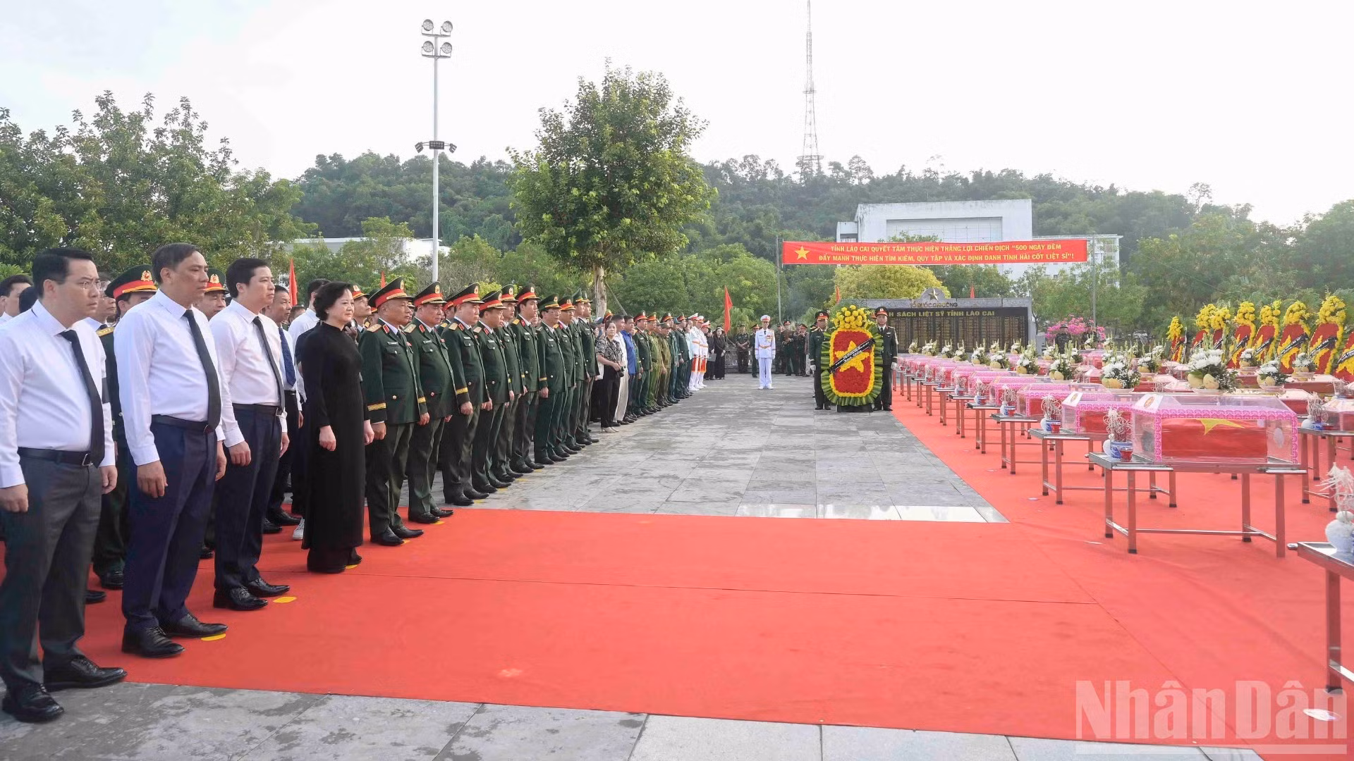 Les représentants et les habitants observent une minute de silence à la mémoire des héros morts pour la Patrie. (Photo : CONG HAI)