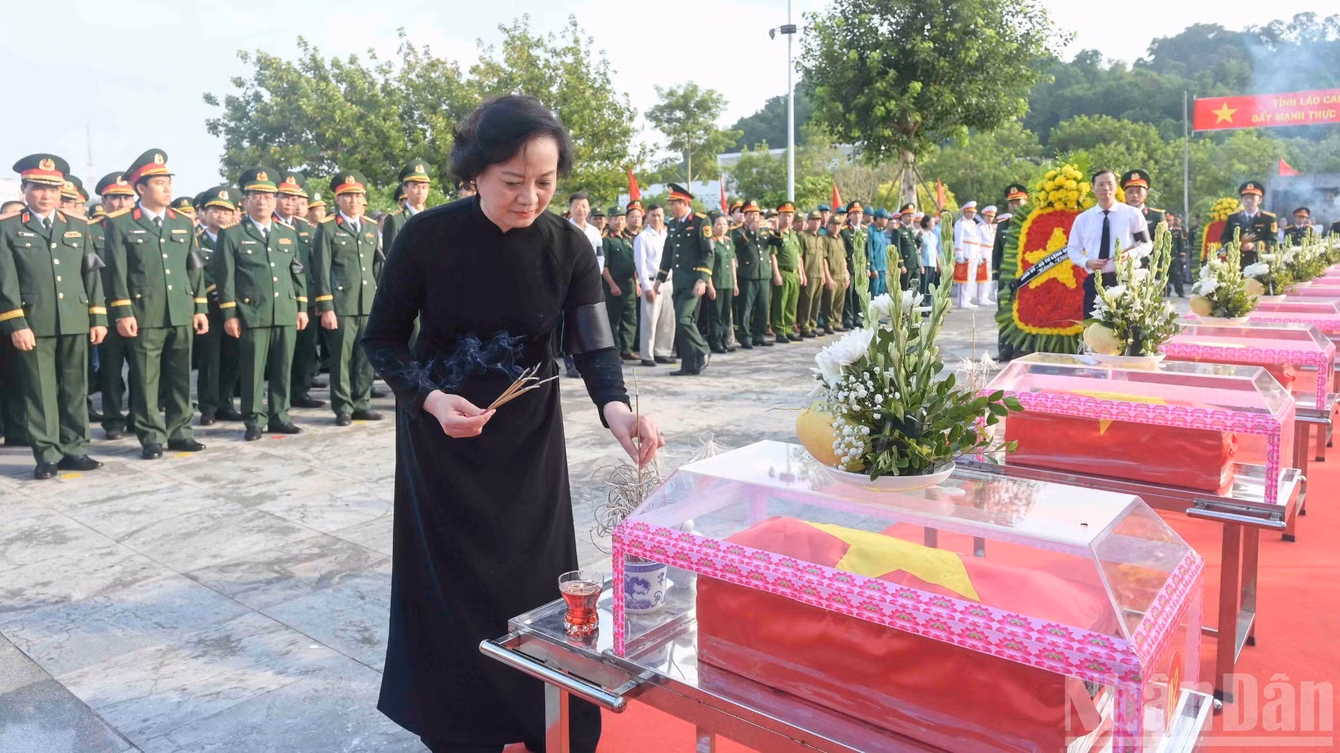 La vice-Première ministre Pham Thi Thanh Tra et les représentants déposent des gerbes et offrent de l’encens en hommage aux héros morts pour la Patrie. (Photo : CONG HAI)