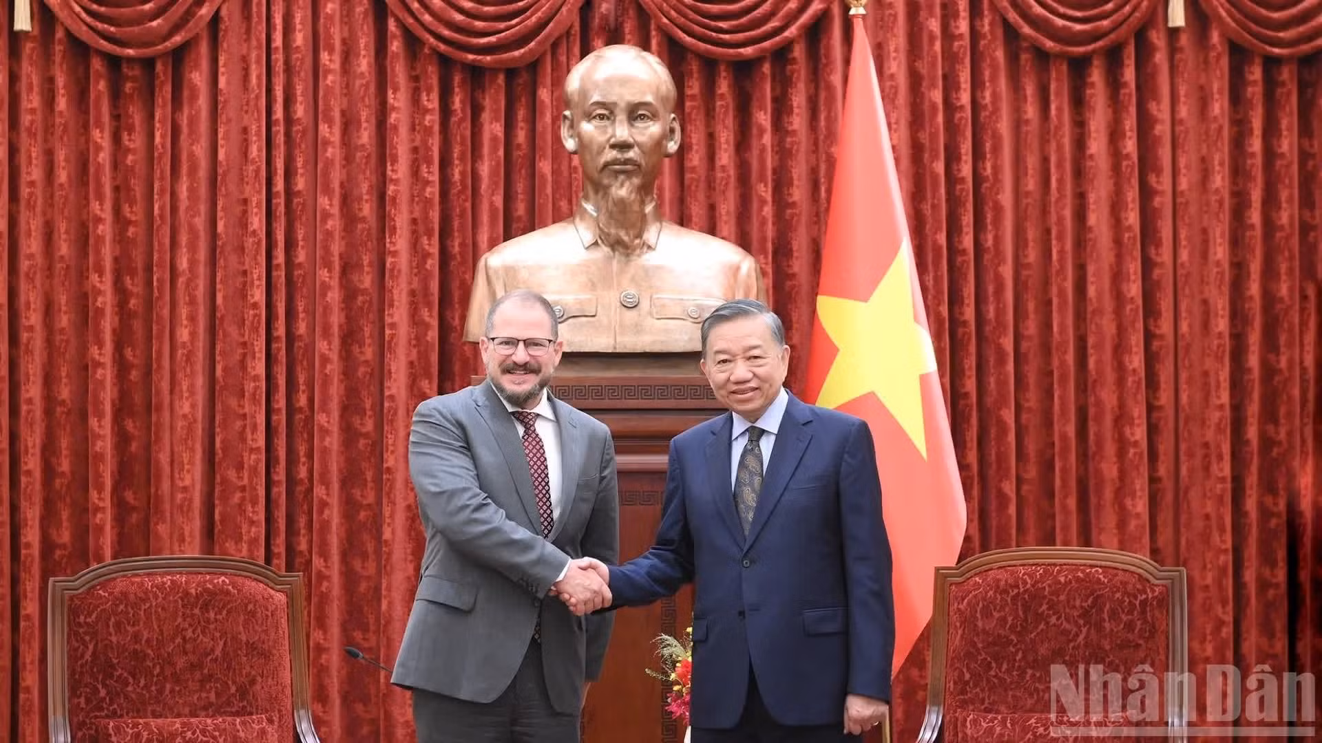 Le secrétaire général du Parti et président de la République To Lam (à droite) reçoit M. Cristiano Amon, PDG de Qualcomm (États-Unis).